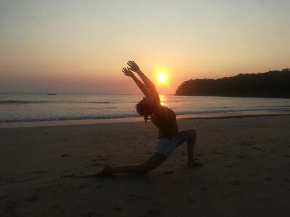 Low lunge, Agonda Beach, India