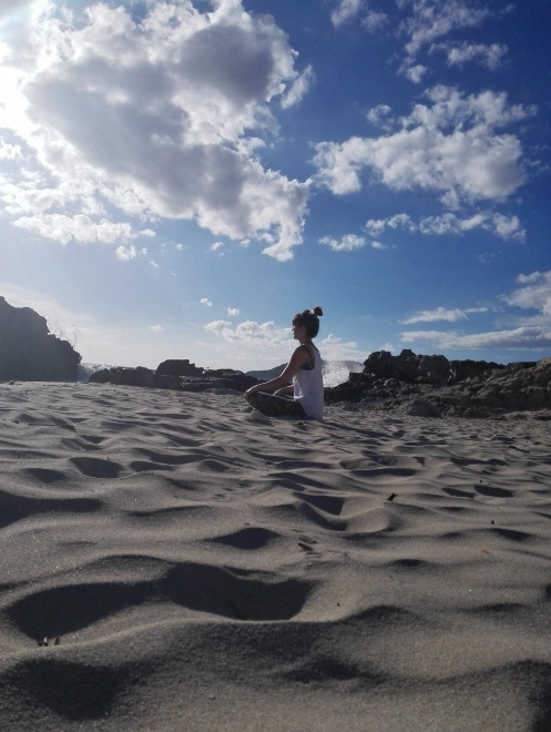 Postura de meditación bajo el cielo azul